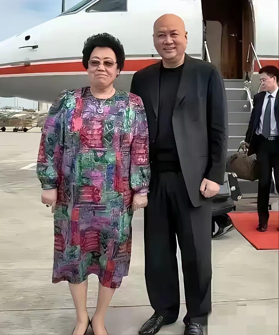 陈丽华以前坐飞机好霸气。真心看不懂老迟，到底图个啥？说你入戏深吧，这婚就不要结；