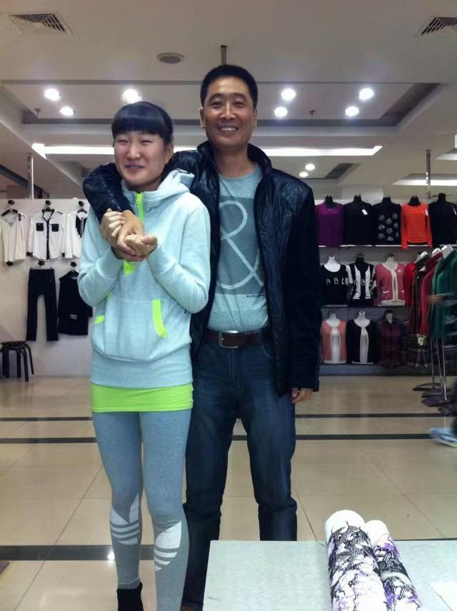 日子过得可真快啊 一年了… 你自己在那很孤单吧 是不是很想妈妈很想家很...