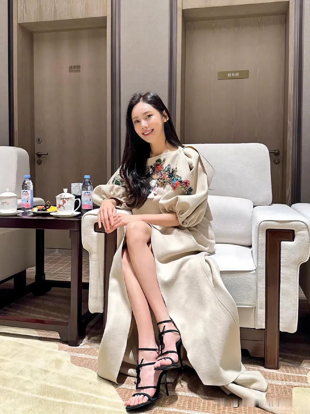 秋瓷炫静坐芳草间，笑看春风面