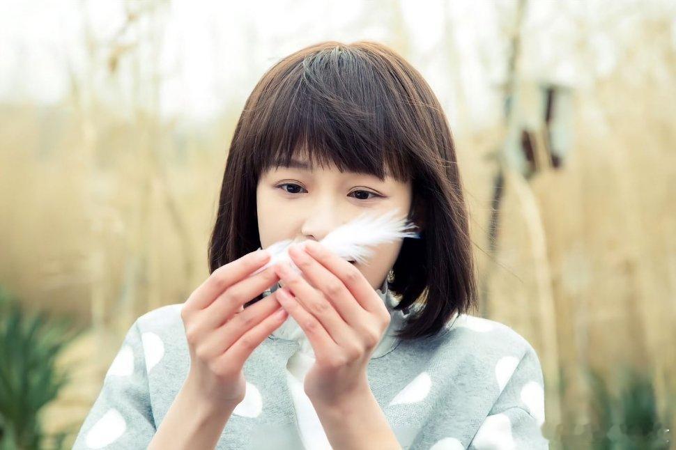 孙怡cos黎璃杀疯了！孙怡复刻黎璃蓝白校服，一头利落短发瞬间拉回十五年前。时光对