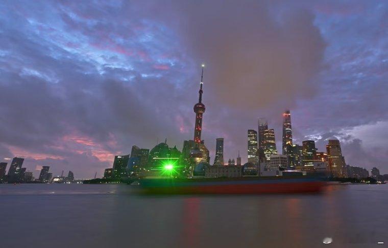 用先锋美学打开上海邮轮登上上海邮轮漫游黄浦江，沉浸式邂逅都市先锋美学。晚风缓缓拂