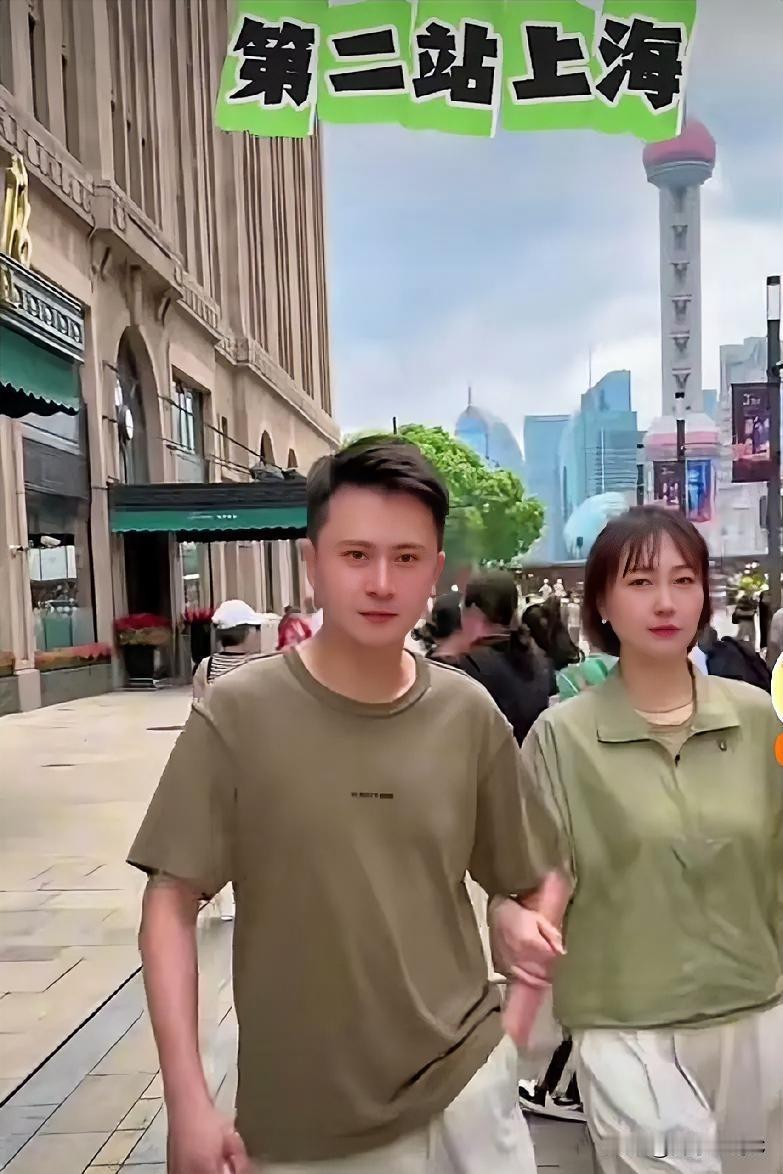 央视主持人杨帆两口子真的太般配了，两人一脸夫妻相，这是杨帆和妻子的浪漫旅行，也是