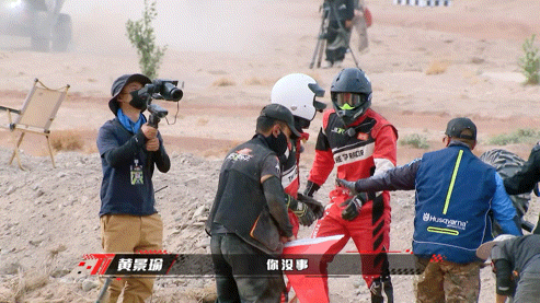 黄明昊没吓着黄景瑜林一快吓死了黄明昊越野赛翻车现场：黄景瑜林一狂奔救援，小贾却淡