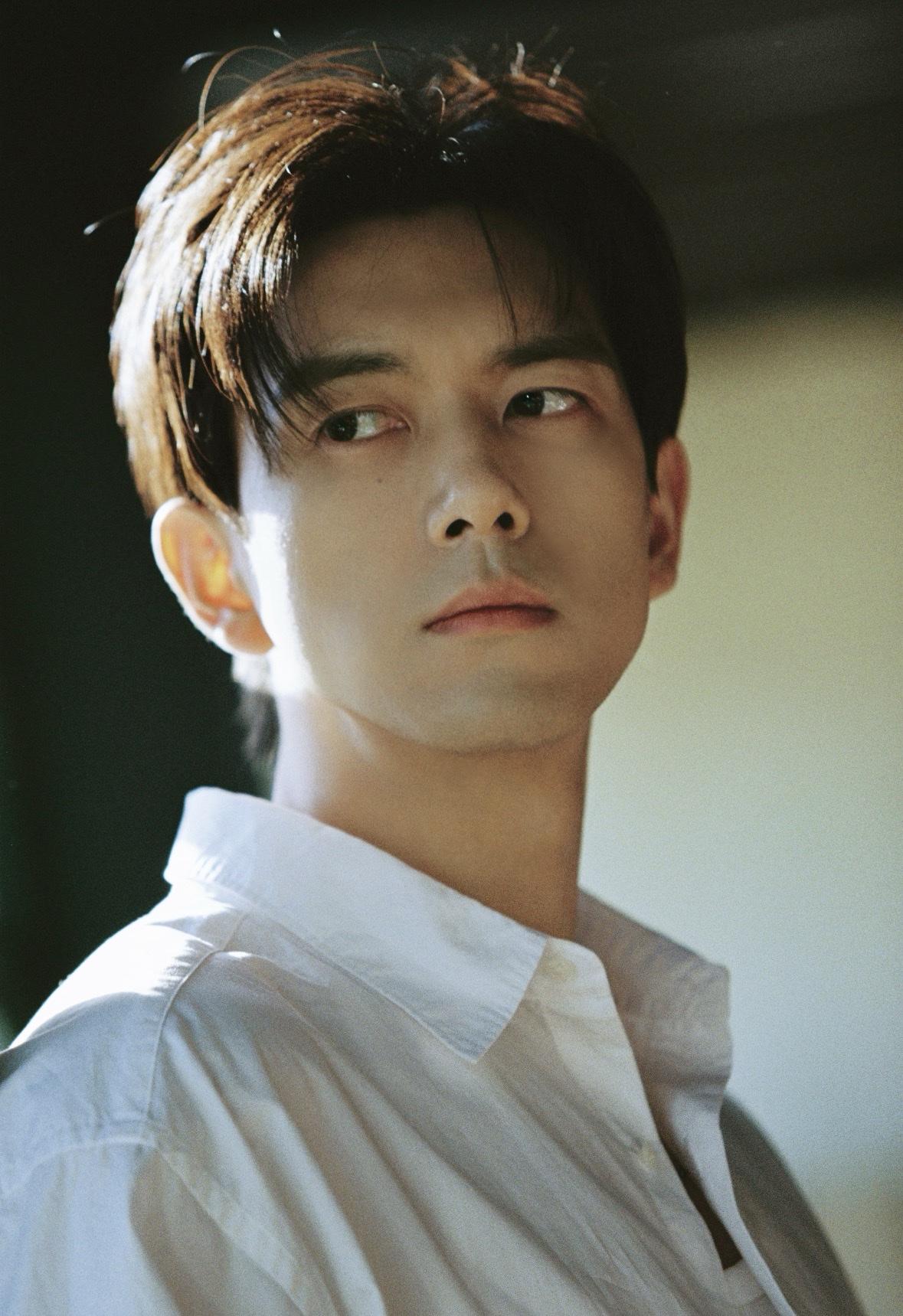 李现35岁生日快乐🎂🎈今天是胶片相机里白衣飘飘的少年哇！！
一大早就刷到小地