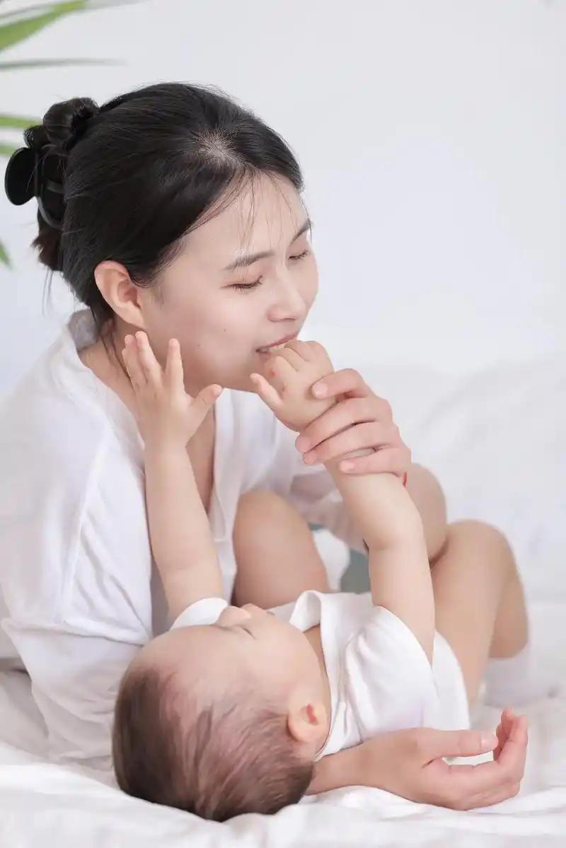 中央定调生育、教育政策：为家庭与未来谋篇布局
 
最近，大家的朋友圈有没有被中央