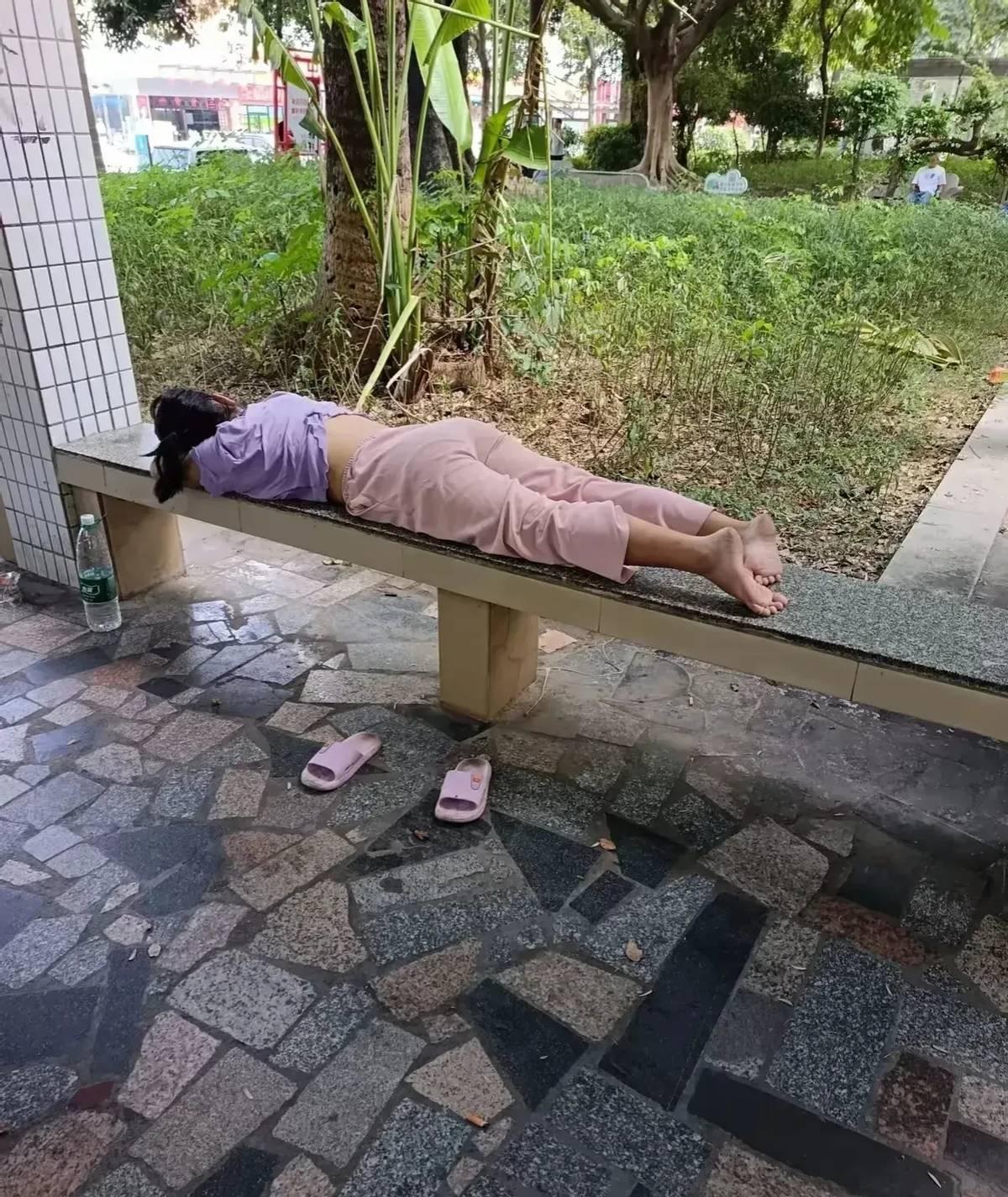 晚上睡在公园里的女孩子，这种状况已经大约一个月了。每天清晨，我都能见到她蜷缩在长