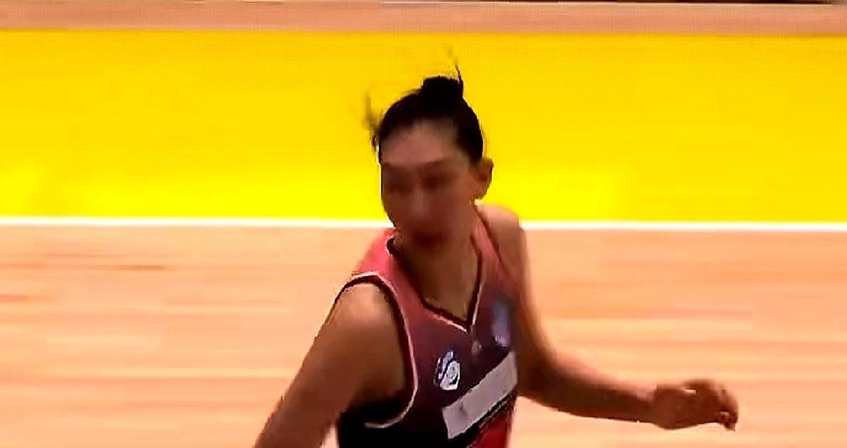 看了韩旭在澳洲联赛WNBL的首秀，打得是真痛快。

她代表山猫队首发出场，第一节