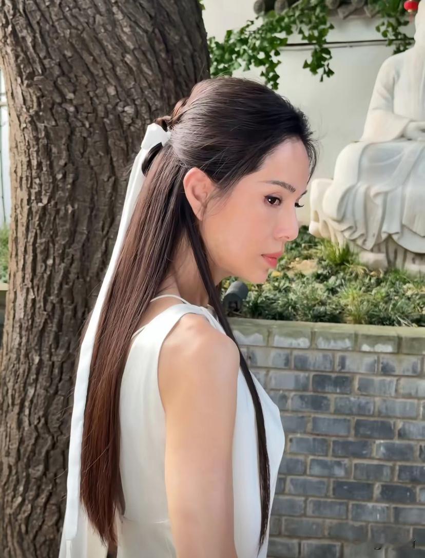 60岁的李若彤打卡活死人墓，一身白裙梦回小龙女，头发柔顺脸部紧致体态也没变，美了