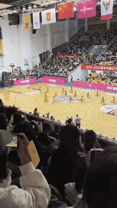 这段视频刷爆了全网。一群幼儿园小朋友正在进行篮球表演，每个人手里拍着两颗球，动作