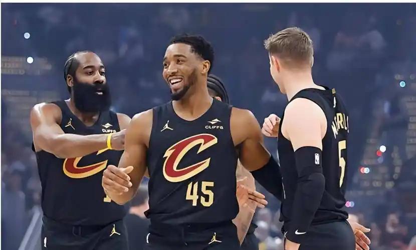 说到哈登和米切尔的组合，骑士主帅阿特金森说：“在联盟里，大部分教练可没有这种奢侈