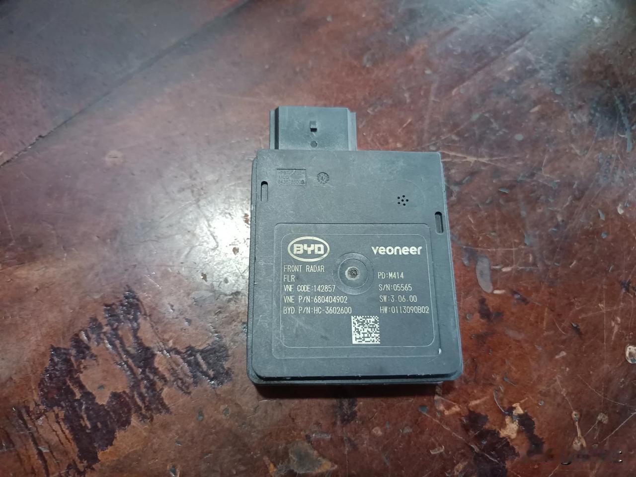 实际上比亚迪还挺多外采部件的
毫米波雷达，采购的是Veoneer维宁尔
在一些高