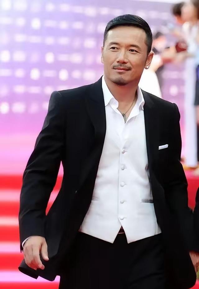 男人啊
就得有宽厚的肩膀、魁梧的身材
如此才更有安全感嘛
老牌港星不仅身材好，颜