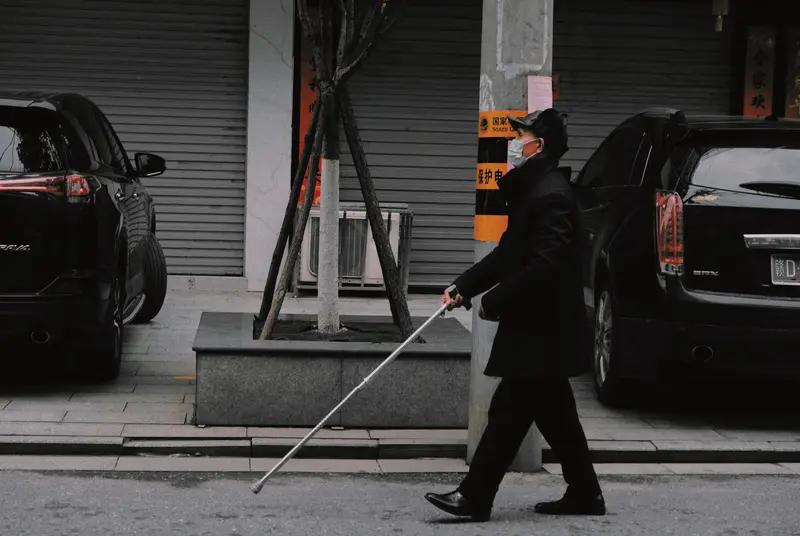 来自汕头的陈先生是一位视障人士，1月12日，他来深圳游玩，在预定酒店的时候，谁料