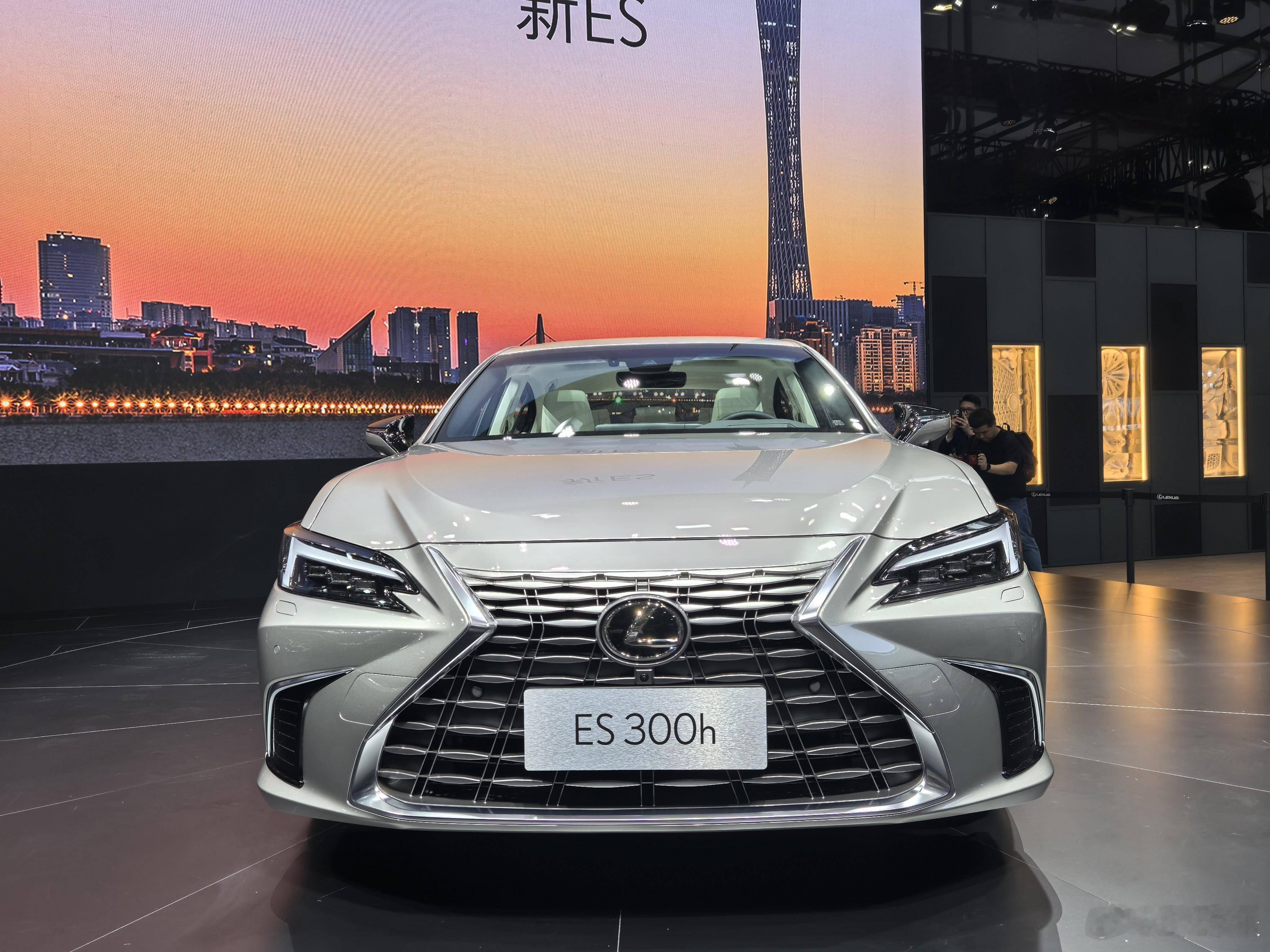 曾需加价5万元的雷克萨斯ES 2025年8月终端裸车价跌破22万元，ES300h