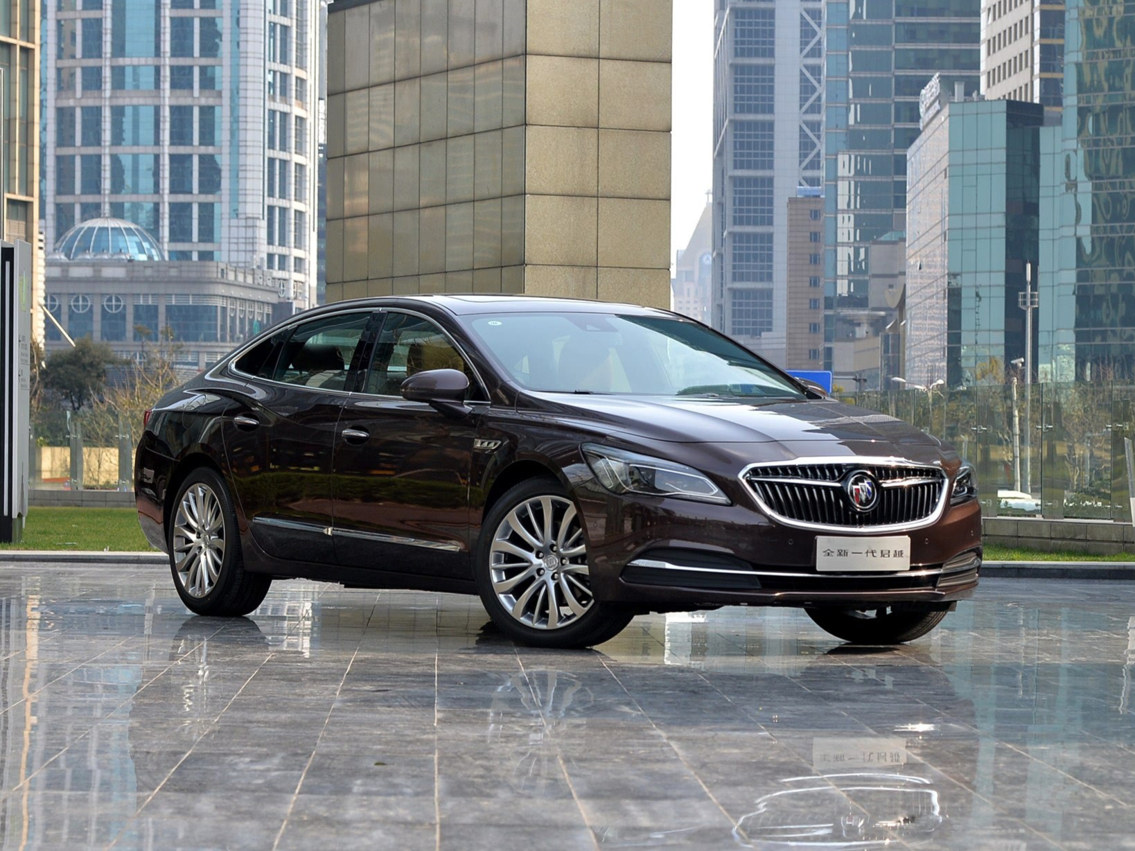 第三代SGM别克君越于2016年春季上市，继续贯彻了B➕级尺寸的理念，三维达到了