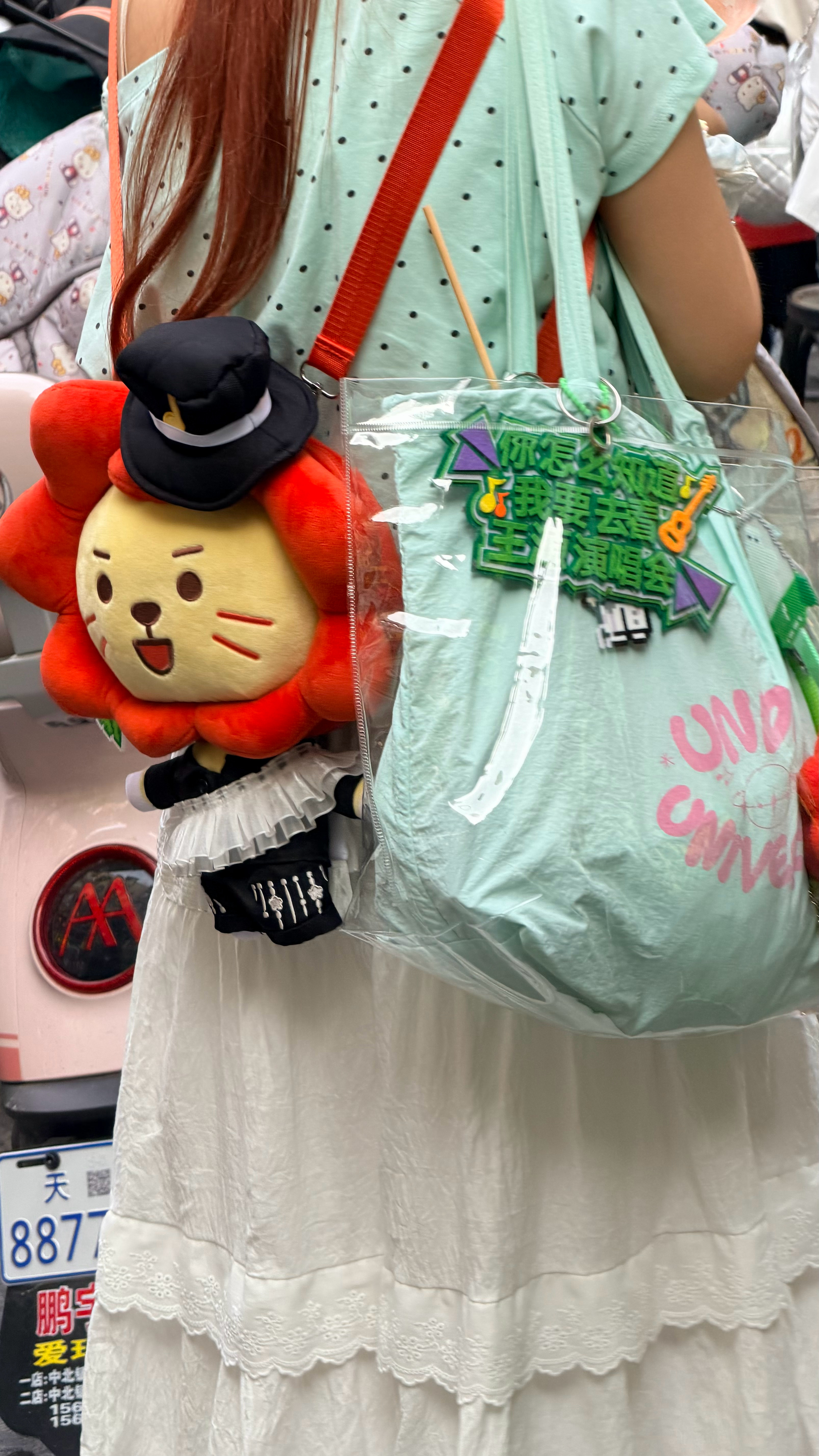 原来今天王源在天津开演唱会啊！怪不得在路上看到好多漂亮妹妹背这个包包，小狮子真可