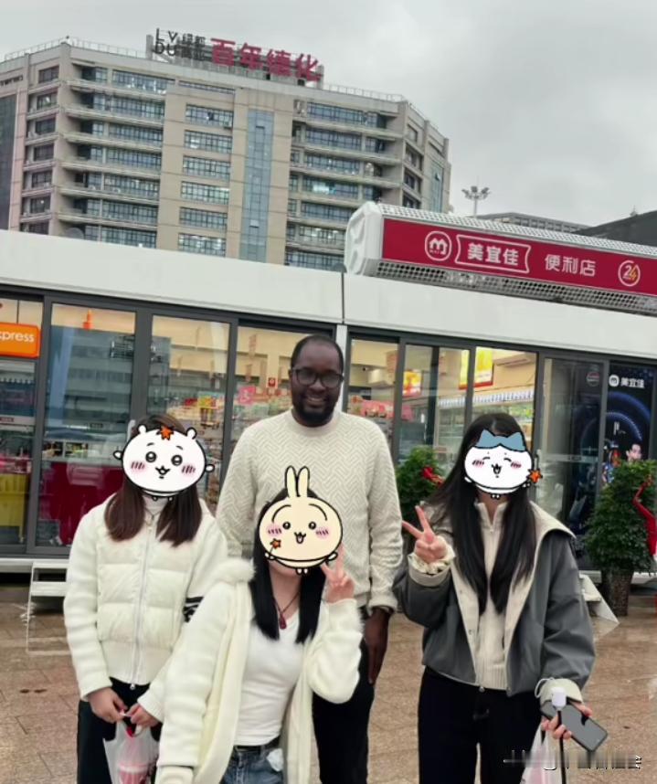为什么总是有些小仙女喜欢和外国人一起合影留念？
难道和他们合影脸上倍儿有面子？