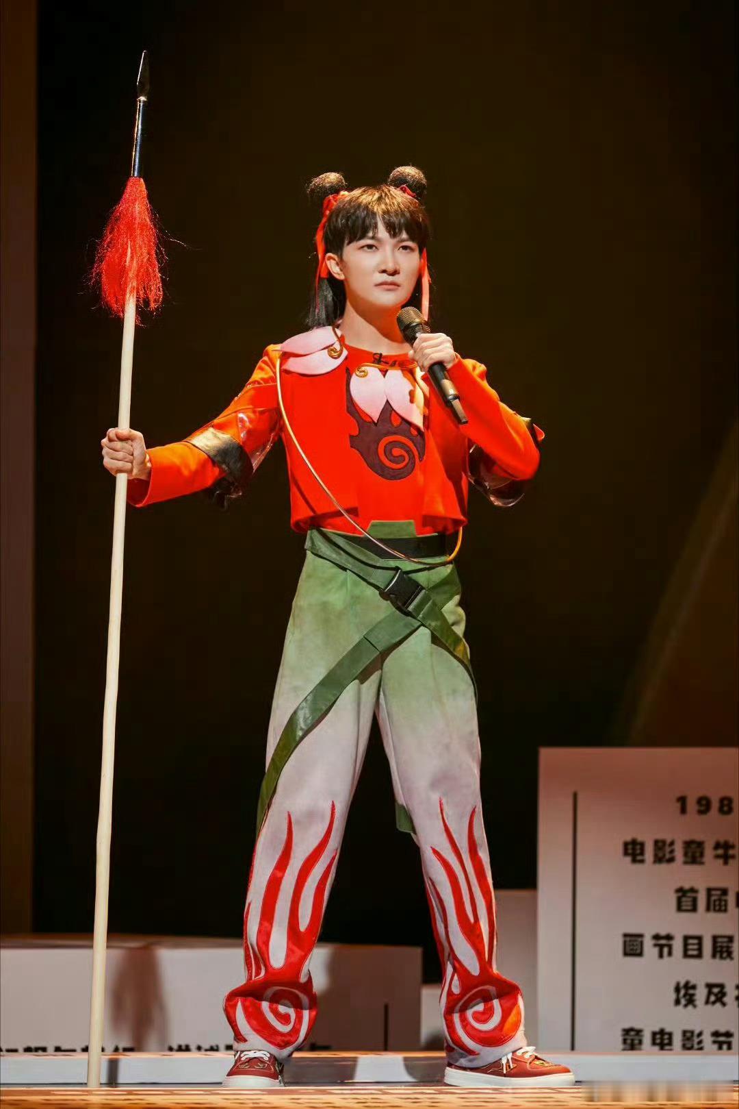 周深是魔丸也是灵珠周深真的太可爱了啊，这两套装扮谁看了不迷糊哦，真的给我狠狠喜欢