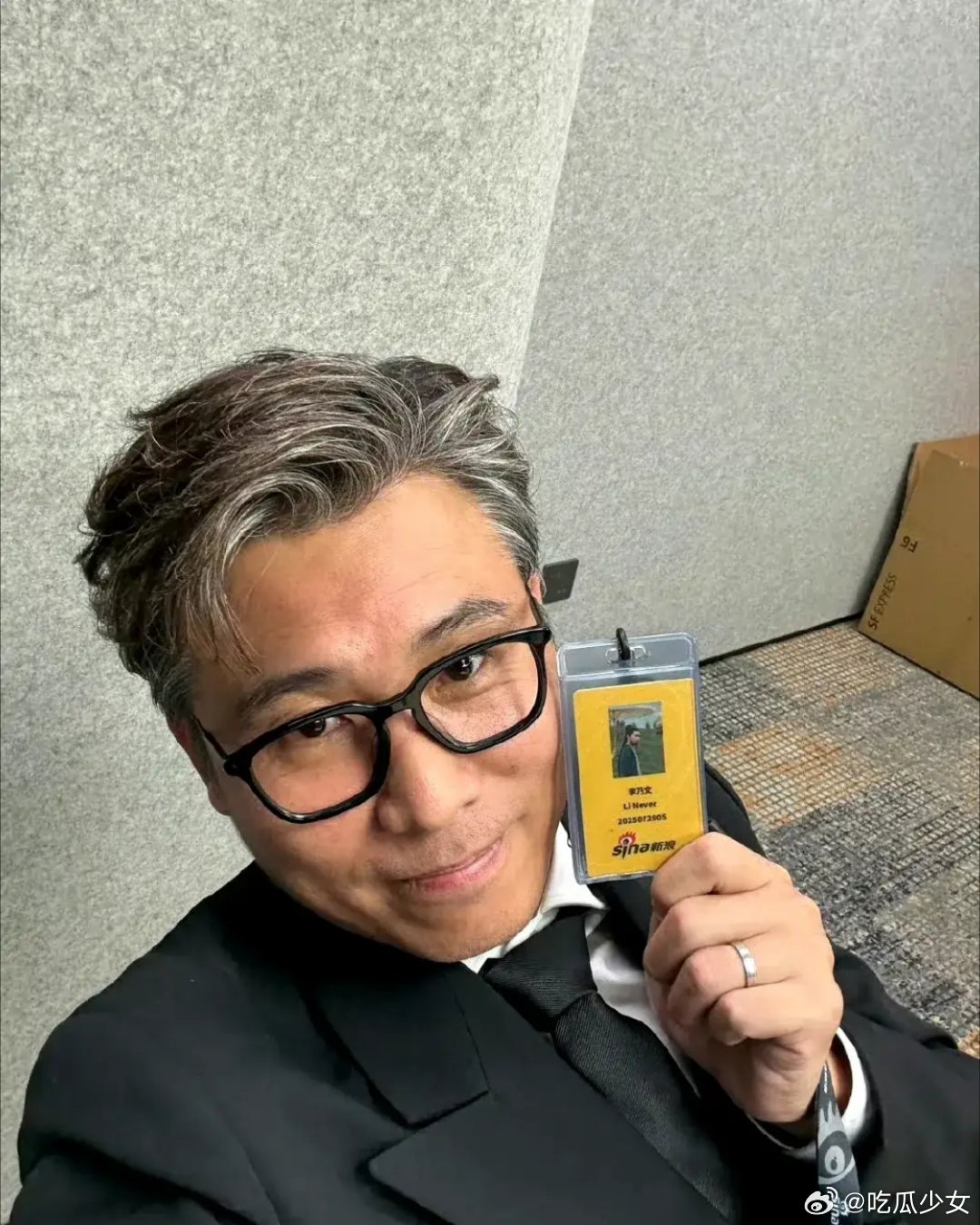 李乃文回家打开评论区后天塌了都是哪跟哪，都一把年纪的人了，评论区里各种喊老婆跟萌