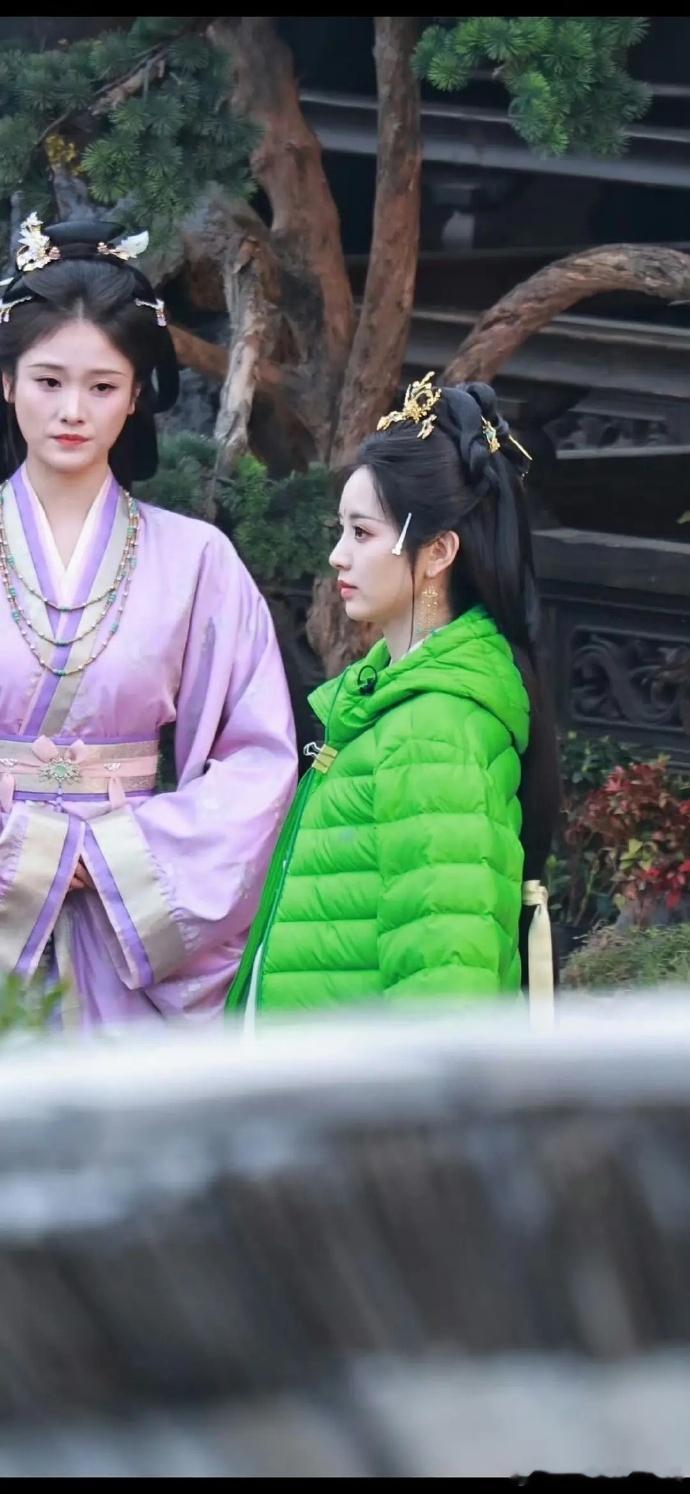 谁不想拥有田曦薇这样的闺蜜，连续三部戏都带闺蜜演女配，还直接上宣传海报，太仗义了