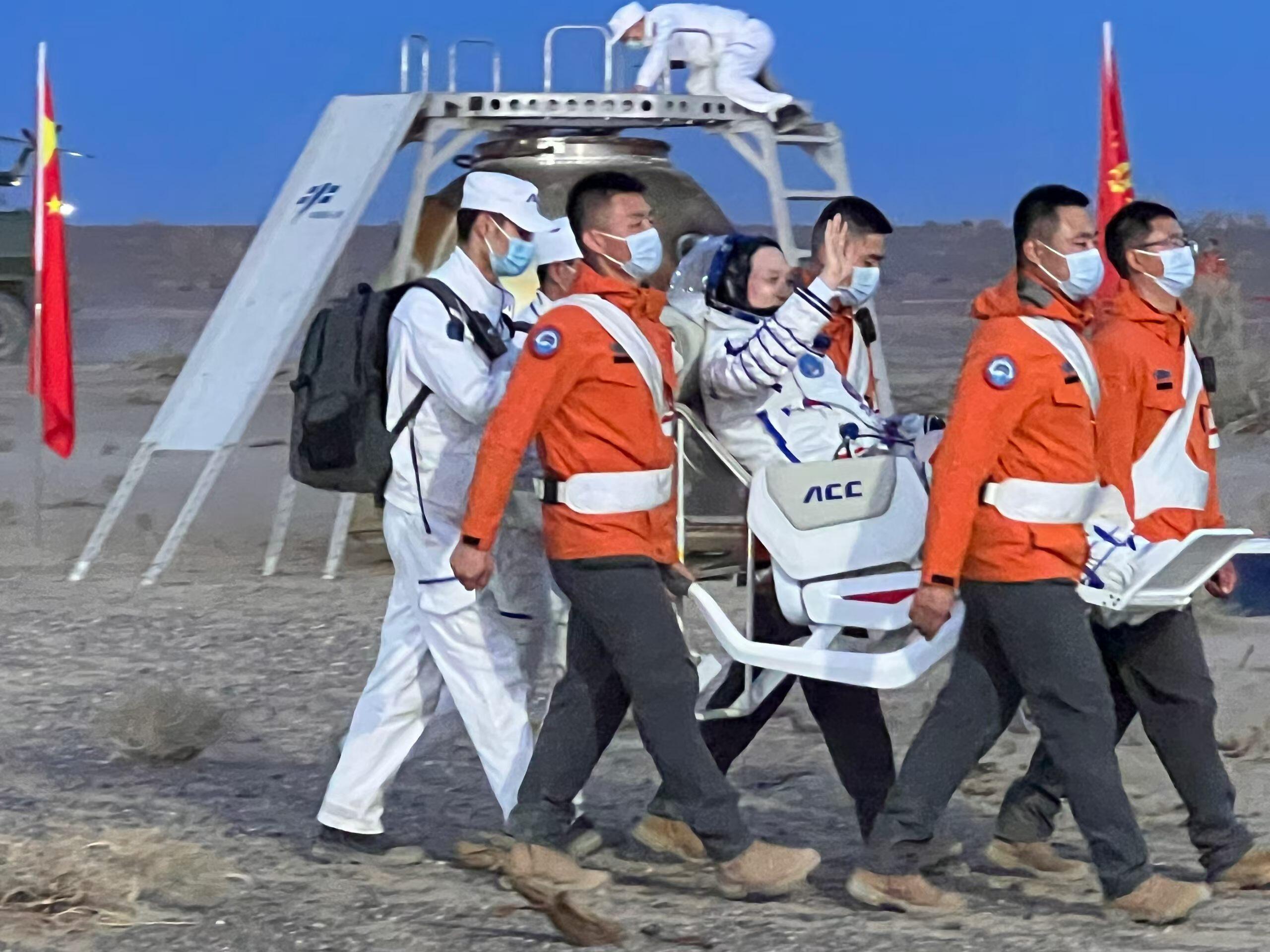 退伍老兵在神舟着陆场看哭了 神舟二十一号的英雄们平安回家啦！看那橘色返回舱落在大