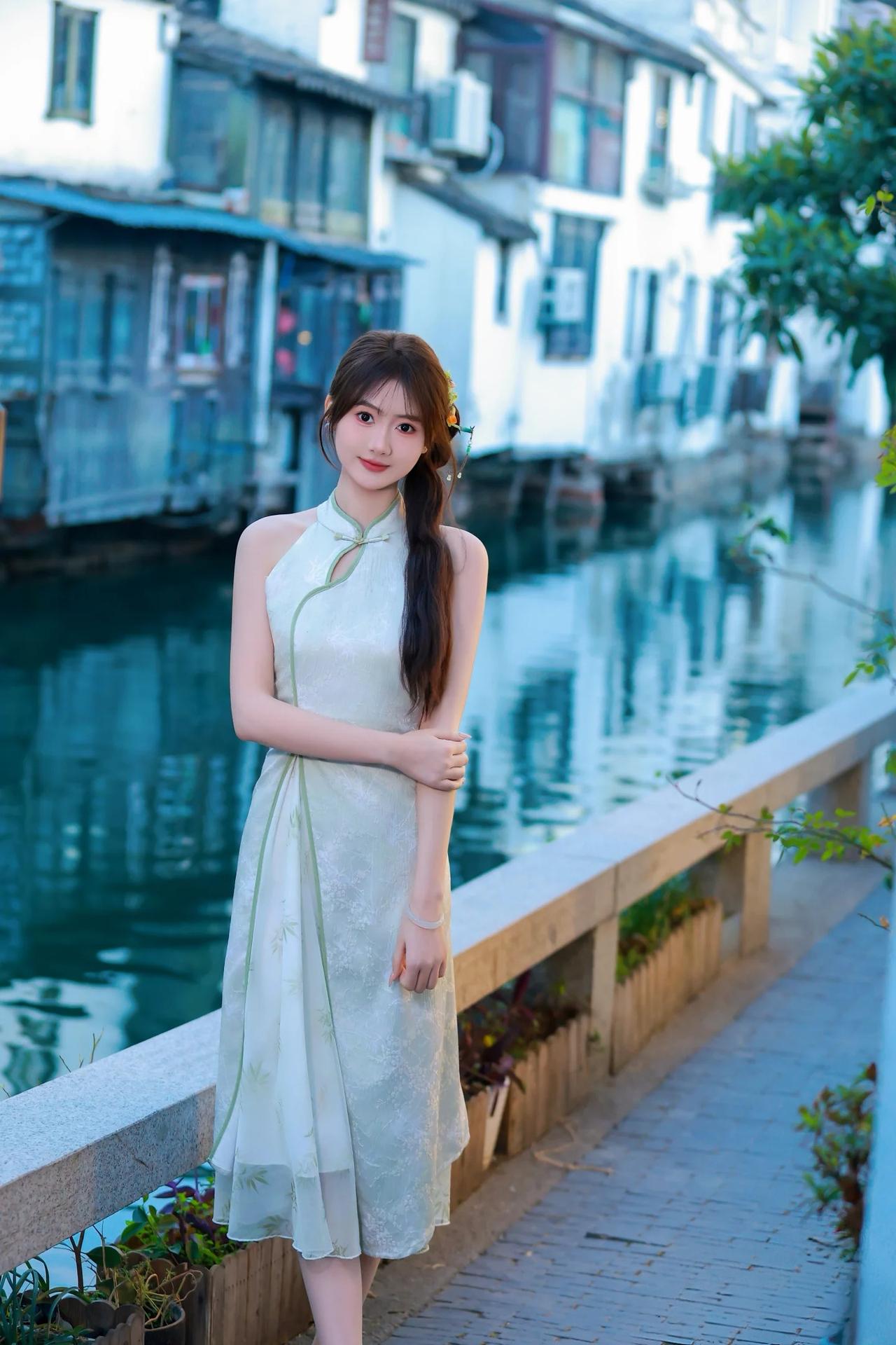 檐角的风铃在暮春的午后晃出清响时，我忽然明白为何张爱玲说“旗袍是东方女子的魂”。