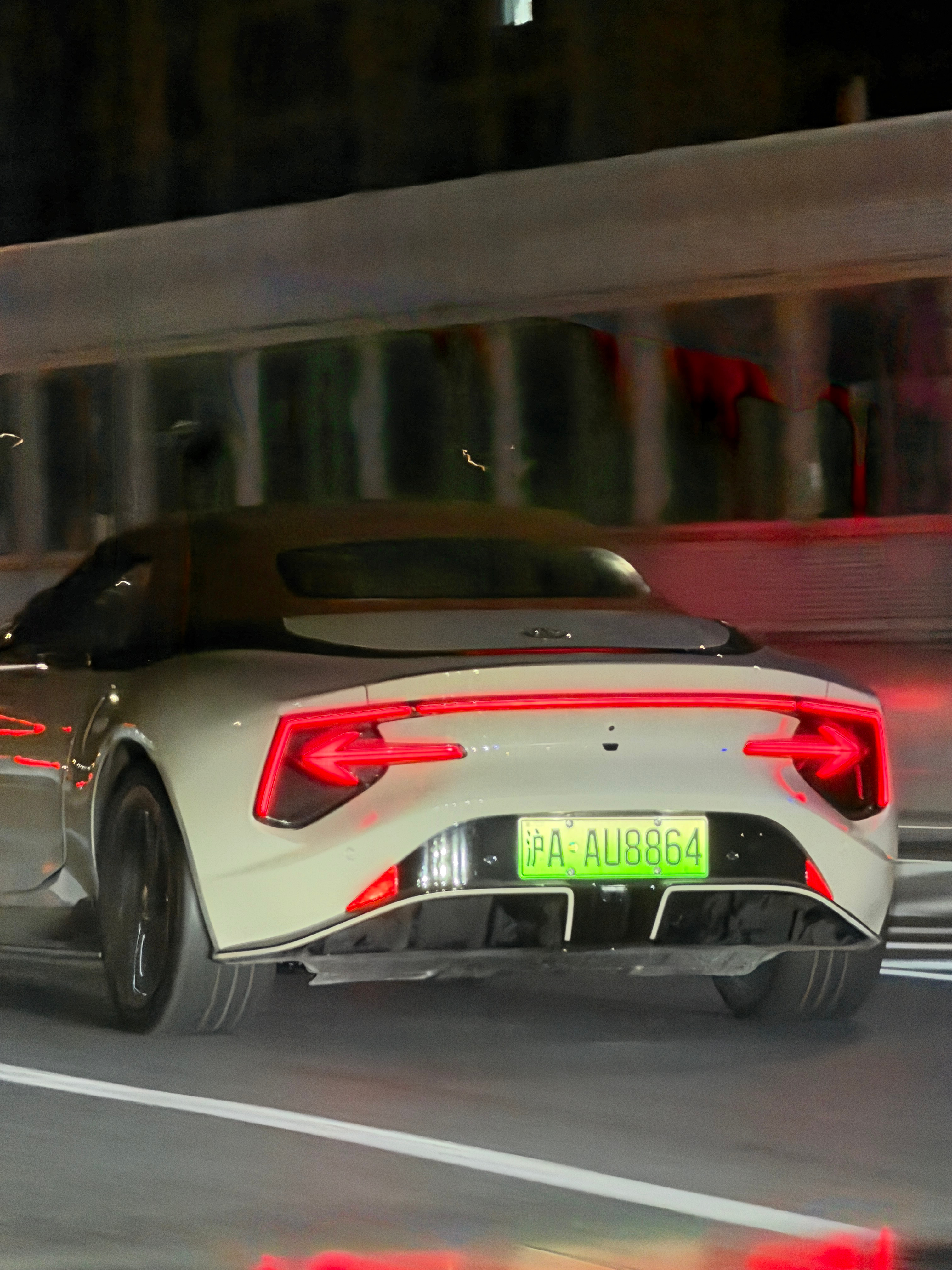 这尾灯你们欣赏得来吗？[笑cry]两个箭头…不过辨识度这块确实强！ ​​​