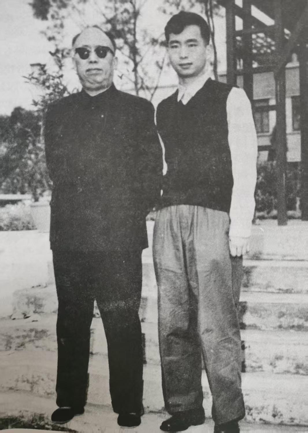 一对可敬的父子，父亲是元帅，儿子是中将。虎父无犬子。