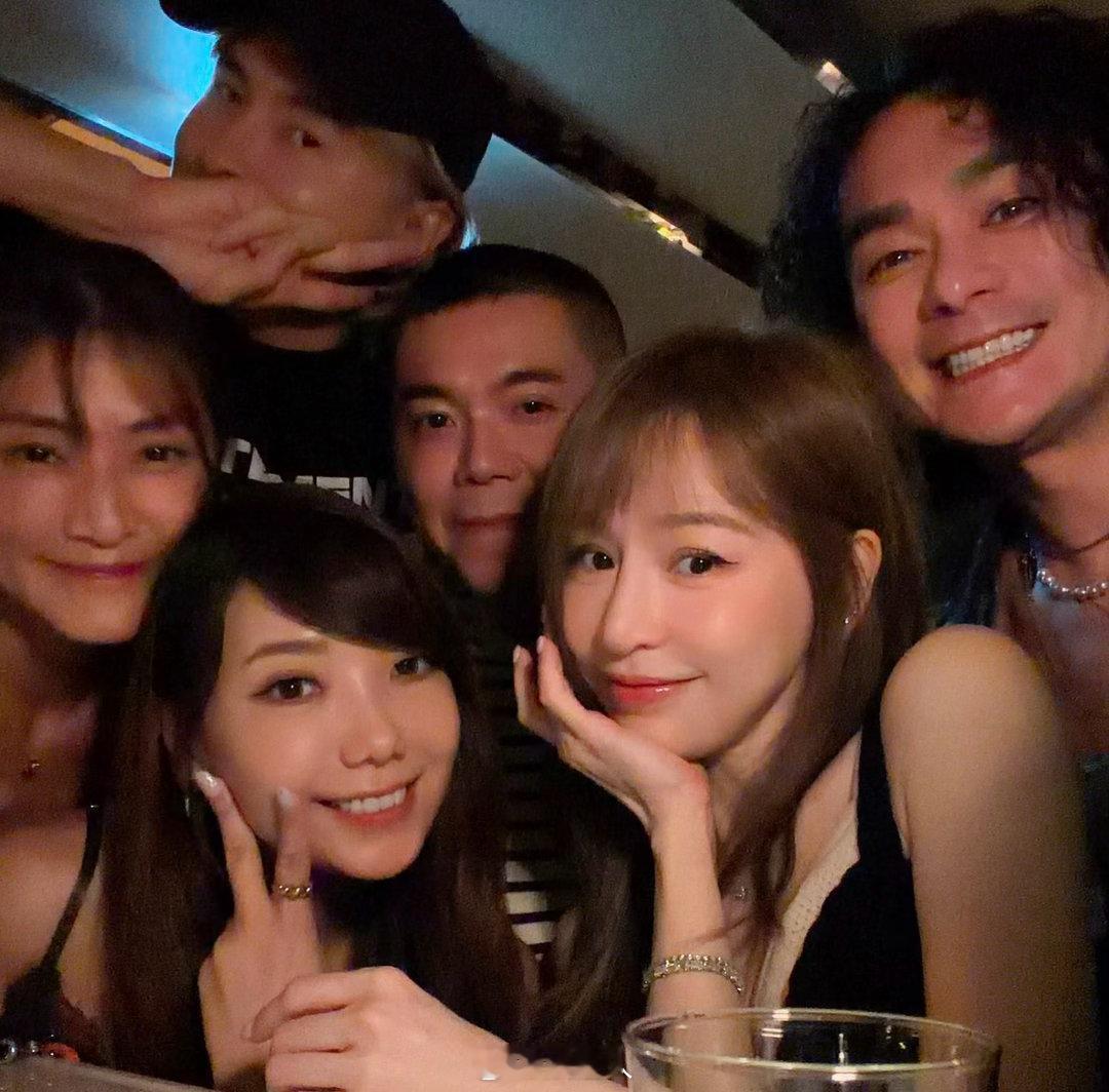 王心凌郑元畅庆生合照郑元畅给王心凌庆生 天呢好久不见的郑元畅给王心凌庆生了🎂 