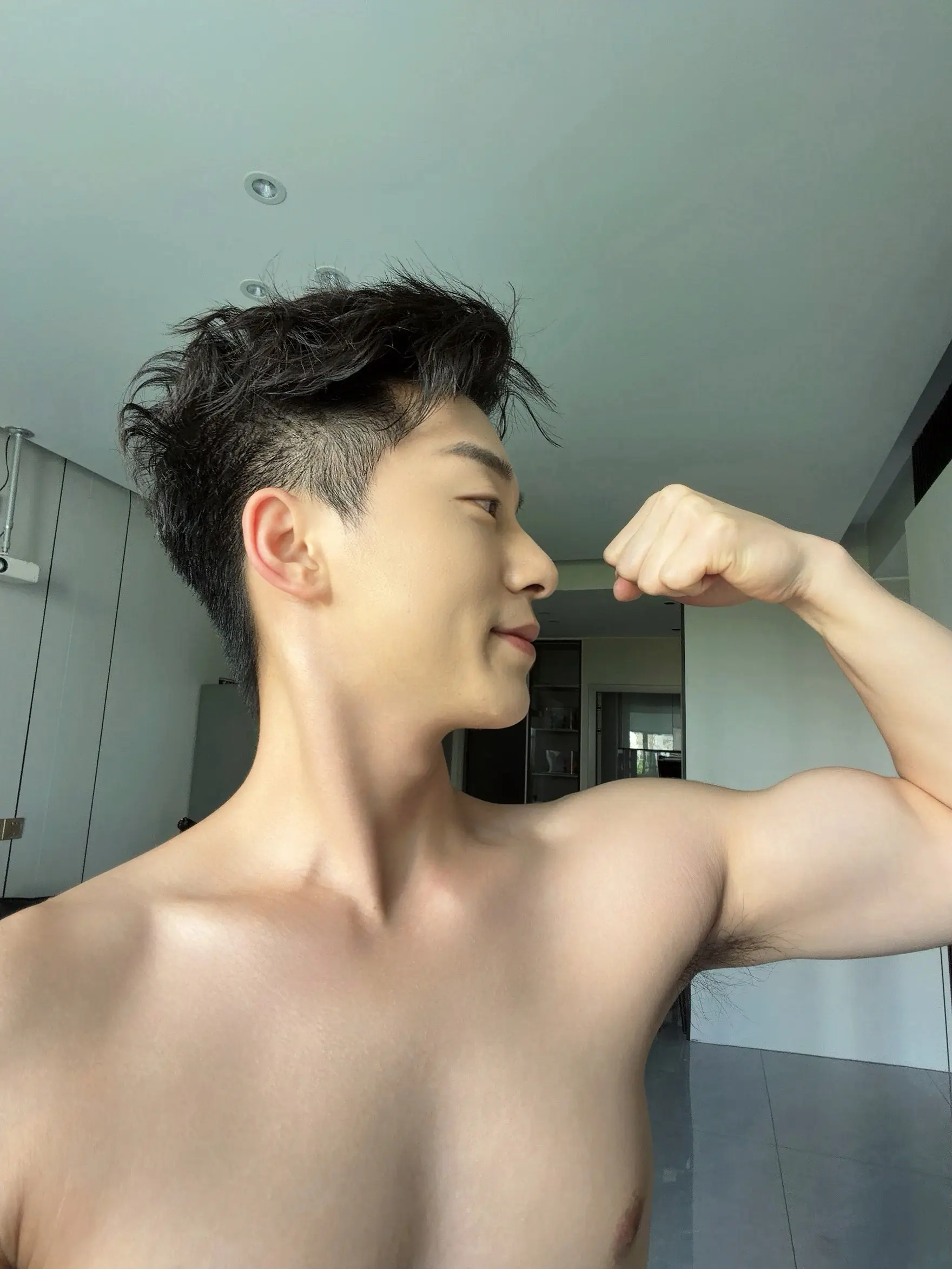 那个总是上班迟到的男同事
