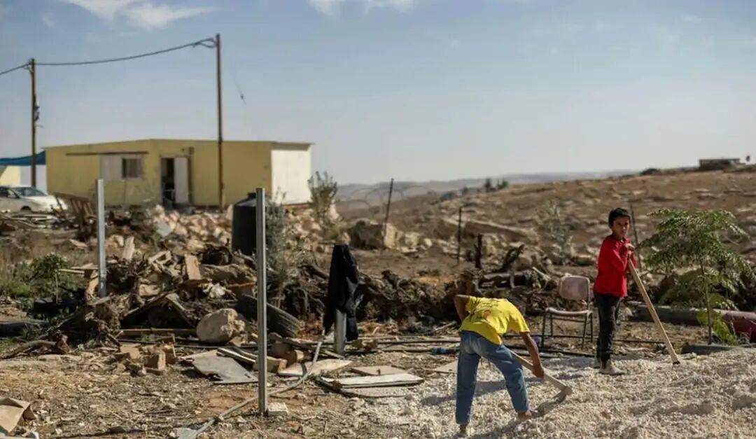 以色列民政管理局在本周二向约旦河西岸南部一座名为“乌姆·卡赫尔”的巴勒斯坦村庄的