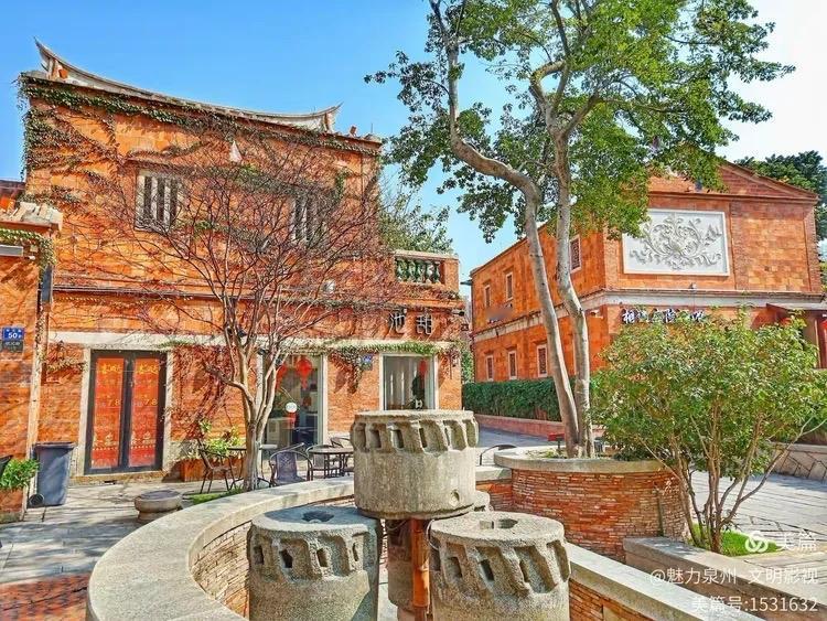 鹧鸪天 · 老父亲与八秩同窗游五店市

忽报门前老友逢，
相看一笑自从容。
红砖