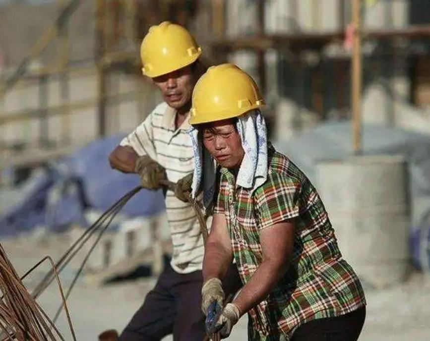 “英雄战死无人问，戏子减肥天下知！”这个娱乐至死的年代里，又有多少人在关心背靠黄