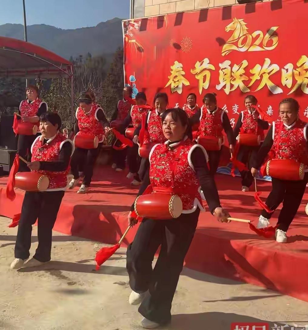 你能想象52口人一起办“春晚”是啥场面吗？在湖北恩施利川市毛坝镇善泥村，吴林一家