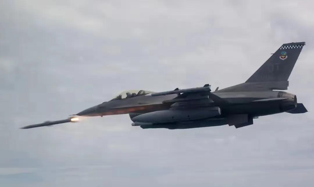 乌克兰宣称F-16战斗机首次取得空战胜利，然而......

乌克兰总统泽连斯基