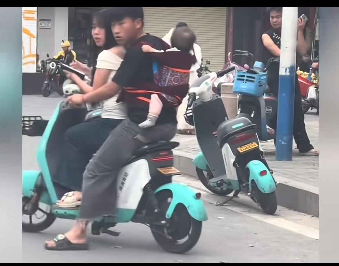 今天在街上看到一对00后夫妻，小小年纪就步入婚姻生儿育女，感觉挺意外。现在好多三