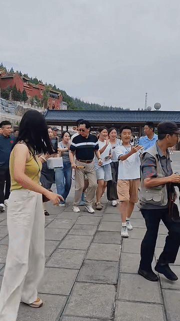 唐国强老师真是好脾气啊！
有一位女粉丝紧追唐国强，一不小心就踩掉了唐老师的鞋子，
