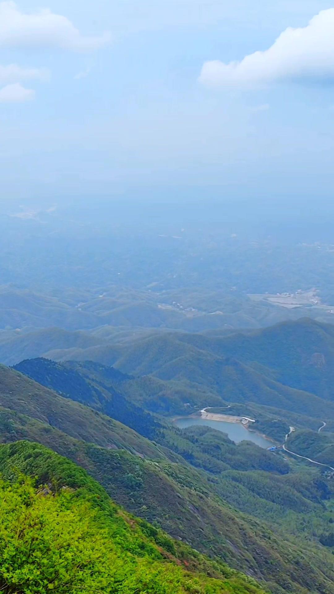 立于海拔1300米的祝融峰巅，衡岳北望。云雾缠绕山腰，脚下千山万壑如凝固的碧涛，