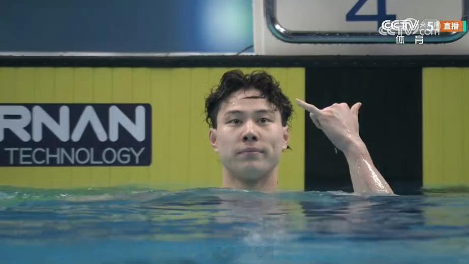 【#覃海洋破纪录后比了个6#[666]】刚刚，中国队名将在男子200米蛙泳决赛中