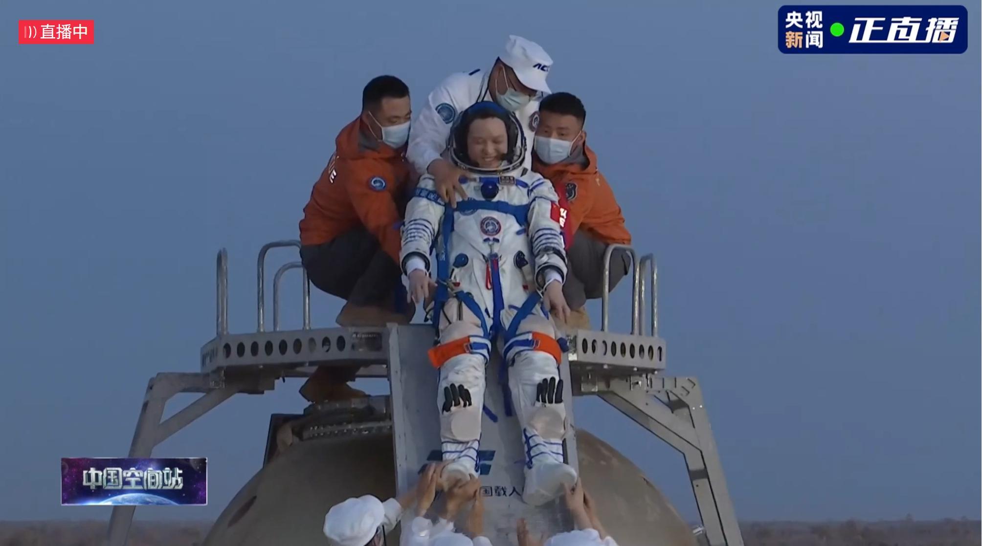 【张洪章面带笑容出舱】张洪章出舱！欢迎回家！航天员出舱坐滑梯（央视新闻） 