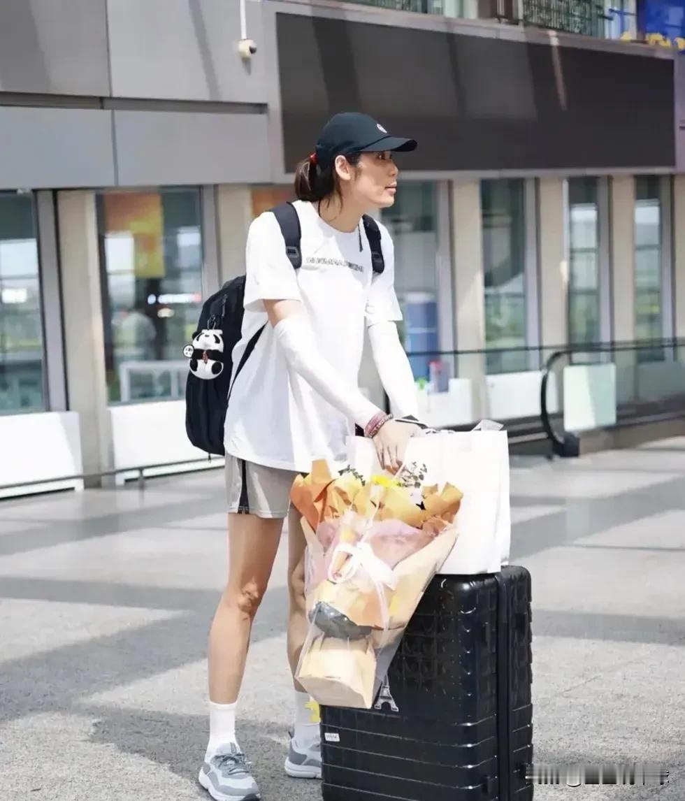 发现没
朱婷每次出行
都是很低调
并没有很大的场面
而是自己拿行李
也没有助理什