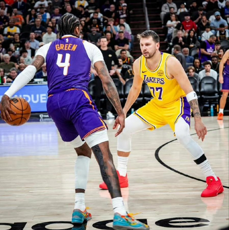 连续两场被绝杀，东里组合这防守真的不能再烂了

湖人客场惜败太阳，被罗伊斯奥尼尔