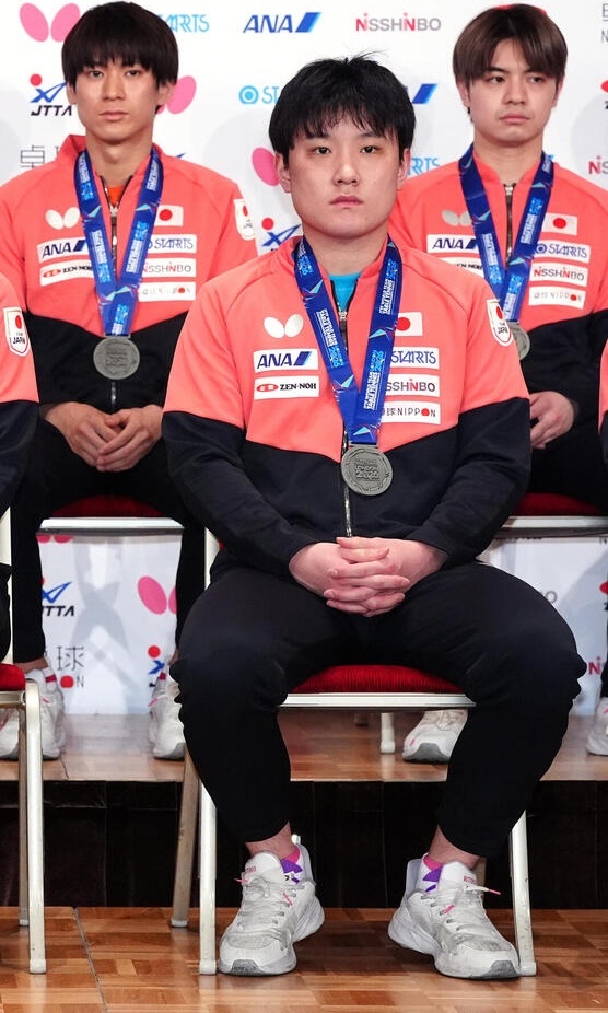 张本智和张本智和2026年伦敦世乒赛 记者会见图片📷cr. 日刊スポーツ等 