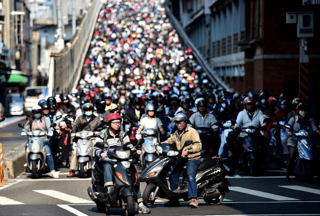 “电瓶车围城”：3.8亿辆电瓶车，平均每4人就有一辆。城市正在被它淹没。
现在大