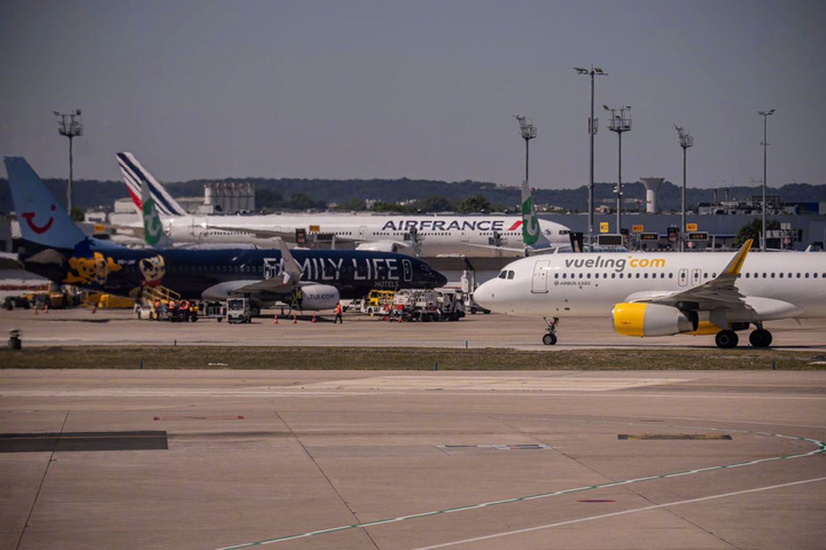 #法国一航班因空管员睡着被迫空中滞留#【因空管员睡着，法国航班在空中滞留一小时】