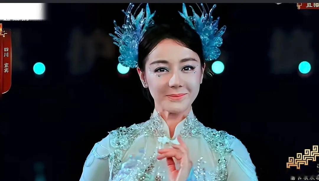 谁给迪丽热巴化的妆看见这个词条就想笑，这次真的粉黑一套图了上台之前吃什么了肿成这