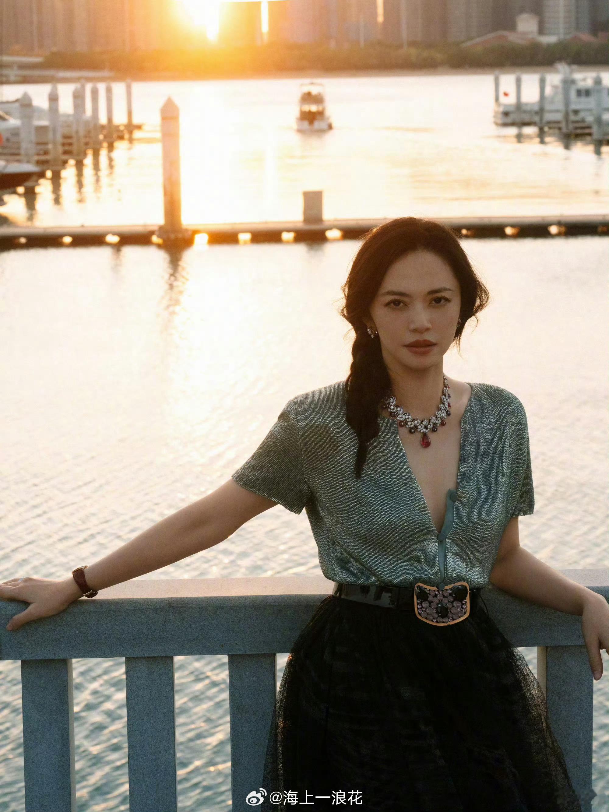 姚晨说自己是舞台新人出道多年依然选择放下过往光环站上竞演舞台，姚晨说自己是舞台新