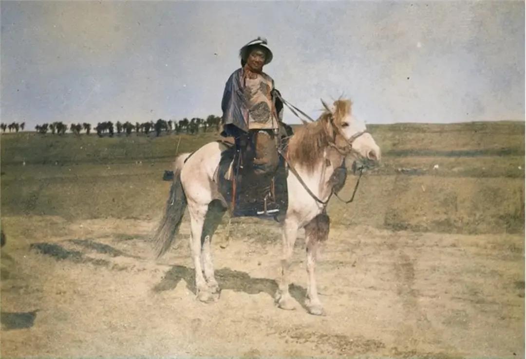 1903年的博山，骆克哈特一行经过山东博山县时，博山的县令骑着一匹白马，亲自在郊