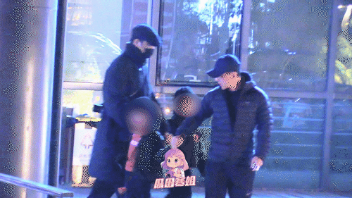 陈坤手牵双胞胎男孩出门 陈坤出门手牵双胞胎男孩 陈坤出门手牵双胞胎男孩