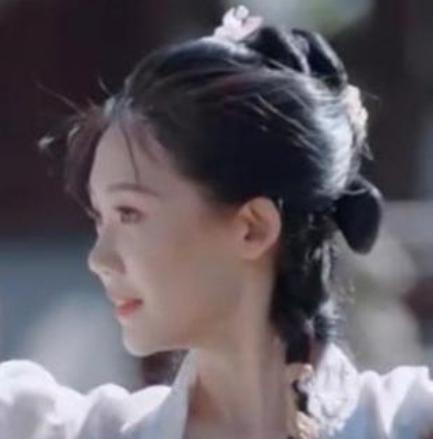 苗苗作为专业舞蹈出身的演员，身上那股独特的韵律感和体态优势确实让人印象深刻。
她